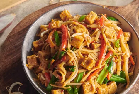 Makaron stir-fry z tofu: wegetariańskie chow mein
