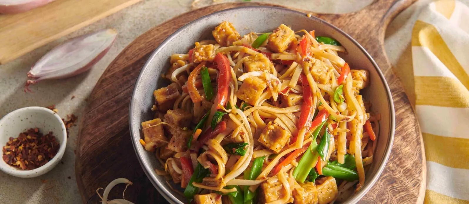 Makaron stir-fry z tofu: wegetariańskie chow mein