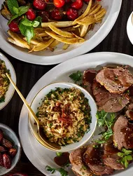 Wolno pieczony udziec jagnięcy z pilawem orzo