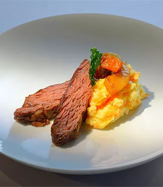 Pieczeń wołowa z ziemniaczano-marchewkowym purée