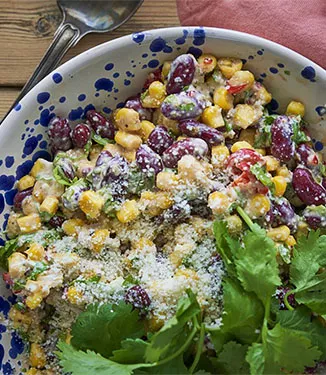 Meksykańska sałatka z kukurydzy (esquites)