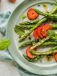 Grillowane szparagi z truskawkami