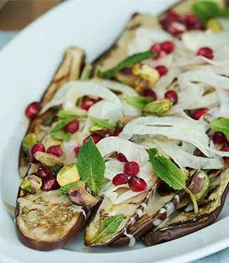 Smażony bakłażan z dressingiem na bazie sosu sojowego i tahini