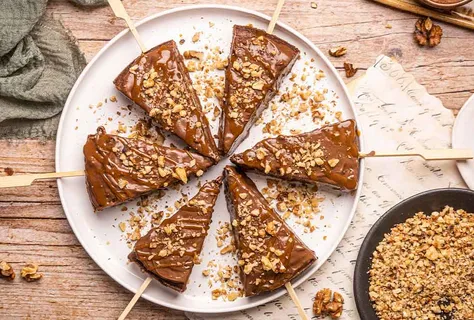 Piernikowe choinki na patyku z sosem karmelowo-sojowym