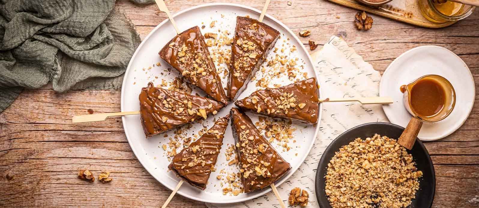 Piernikowe choinki na patyku z sosem karmelowo-sojowym