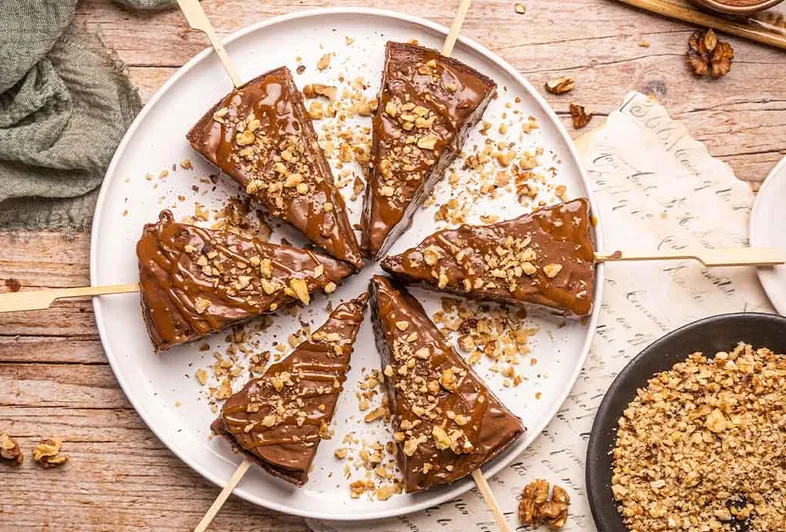 Piernikowe choinki na patyku z sosem karmelowo-sojowym