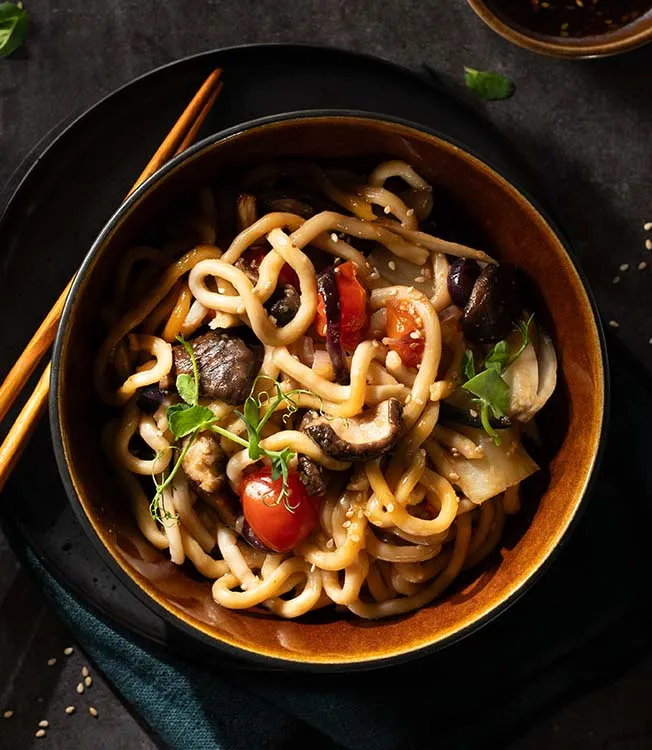 Makaron udon teriyaki z grzybami shiitake