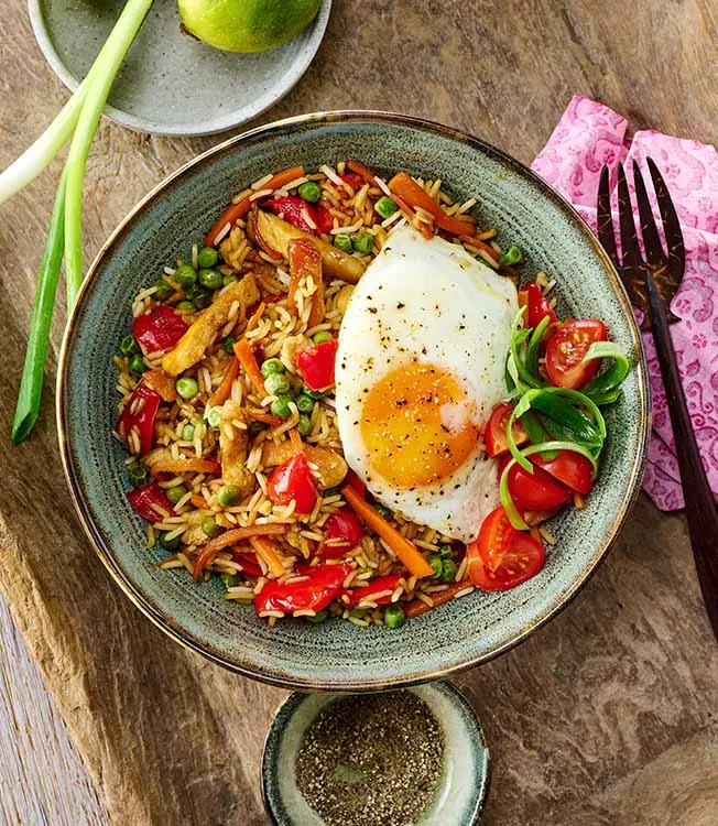 Nasi goreng z kurczakiem, jajkiem i słodkim sosem sojowym