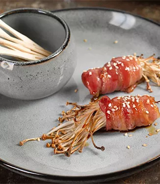 Wrapy z bekonem i grzybami enoki