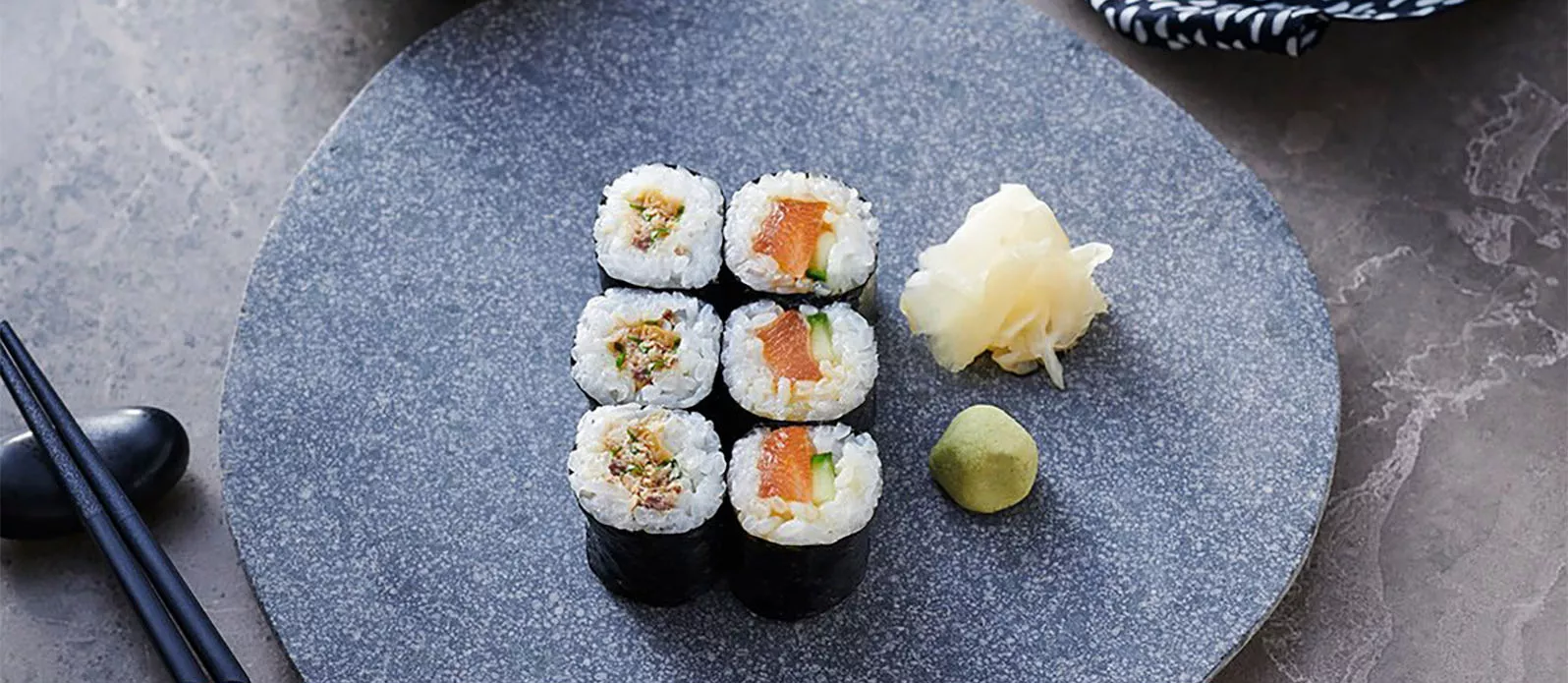 Sushi maki z sardynkami i bazylią oraz poke z łososiem