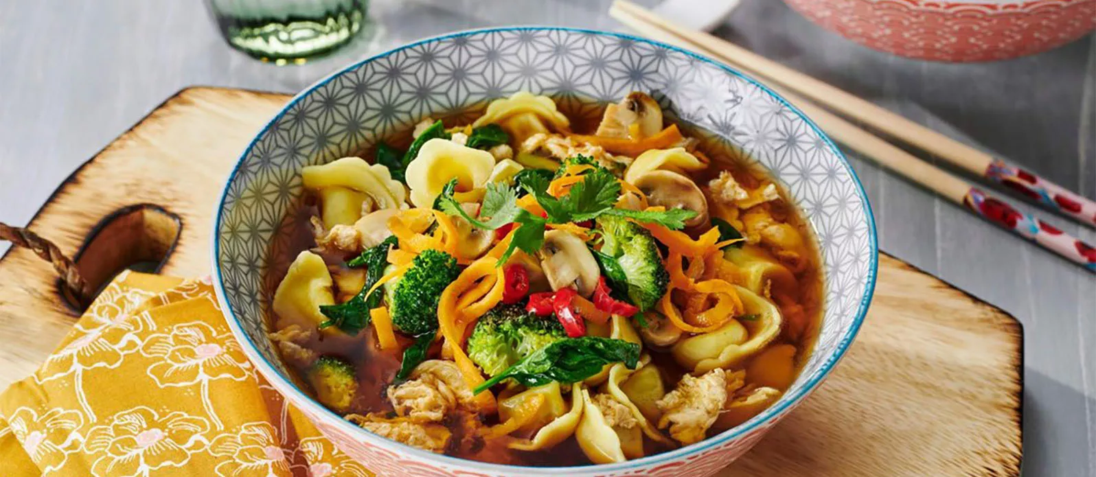 Wegetariański ramen z tortellini
