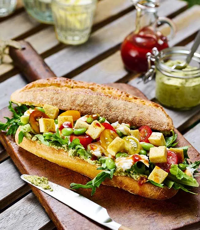 Kanapka z burratą, pomidorkami i pesto z tofu