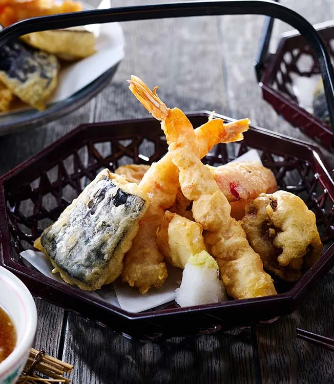 Tempura z owocami morza i warzywami