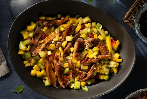 Sałatka z kaczką teriyaki i tajską bazylią