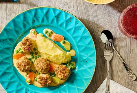 Zapiekanka z pulpecikami i purée ziemniaczanym