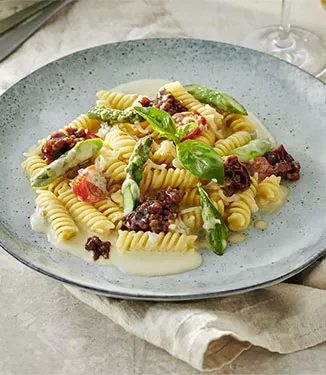 usilli z sosem serowym i bolognese z sosem sojowym