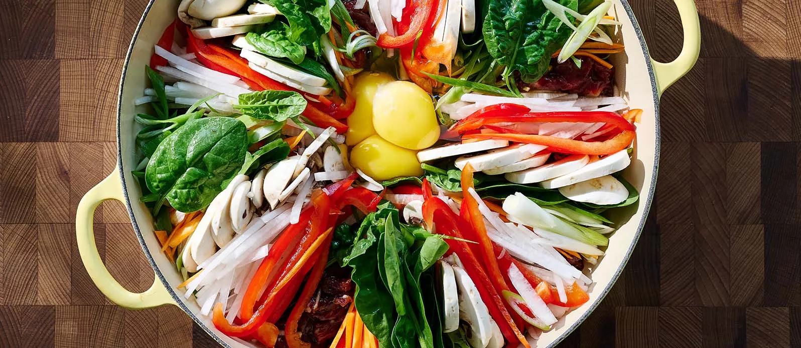 Koreański gorący kociołek jeongol w stylu sukiyaki