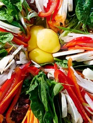 Koreański gorący kociołek jeongol w stylu sukiyaki