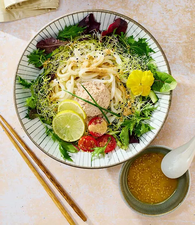 Orientalna sałatka z makaronem udon