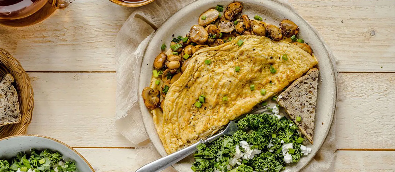 Omlet z pieczarkami, jarmużem i fetą
