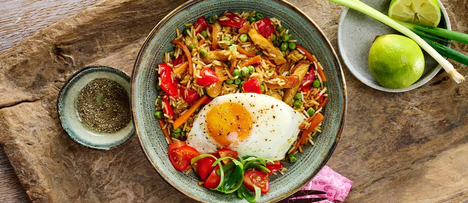 Nasi goreng z kurczakiem, jajkiem i słodkim sosem sojowym