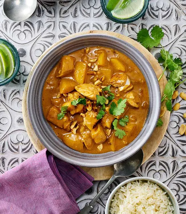 Curry massaman z kurczakiem, ziemniakami i orzeszkami ziemnymi