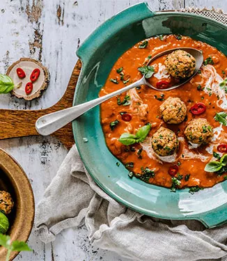 Jaglane pulpeciki w pikantnym sosie curry