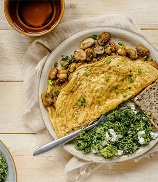 Omlet z pieczarkami, jarmużem i fetą