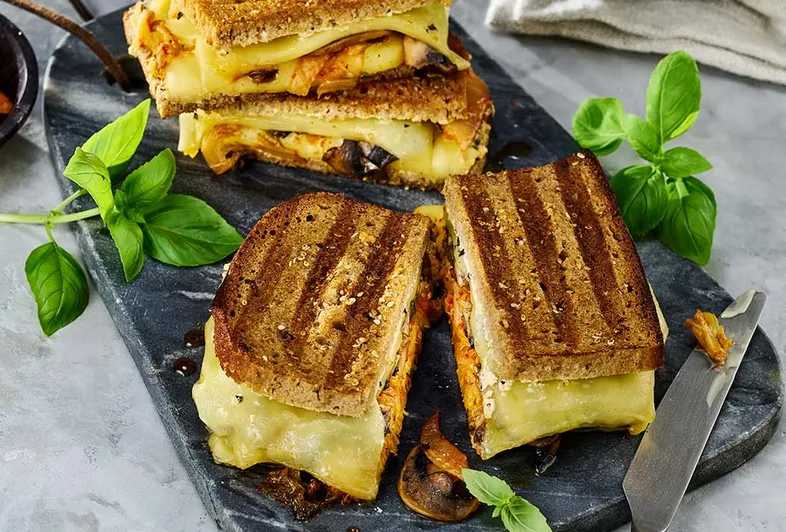 Kanapka z grillowanym serem i kimchi