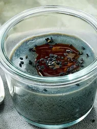 Wegańska panna cotta z czarną tahini