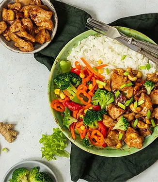 Smażony kurczak teriyaki z orzechami nerkowca i warzywami