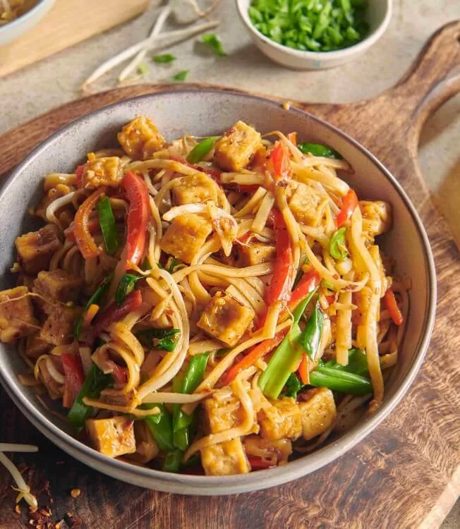 Makaron stir-fry z tofu: wegetariańskie chow mein