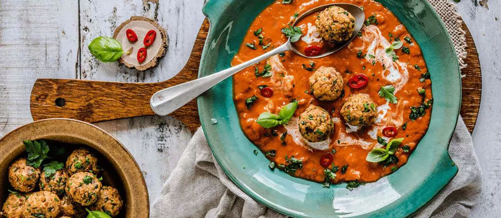 Jaglane pulpeciki w pikantnym sosie curry