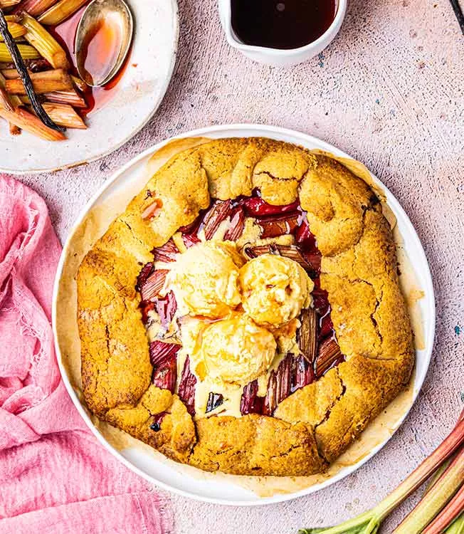 Rustykalna tarta rabarbarowa