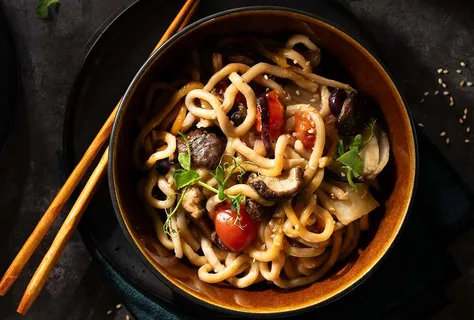 Makaron udon teriyaki z grzybami shiitake