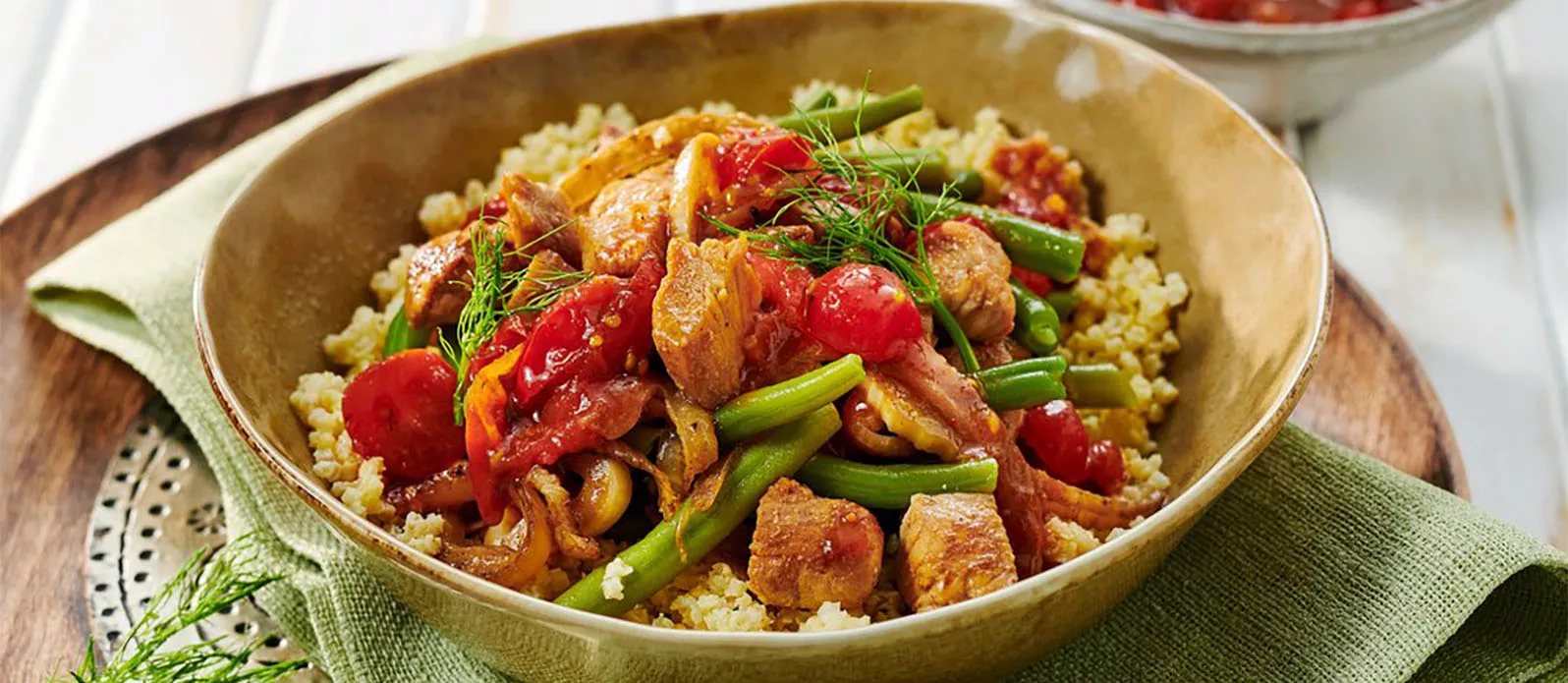 Bowl z kurczakiem i kaszą jaglaną oraz warzywami kimchi