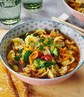 Wegetariański ramen z tortellini