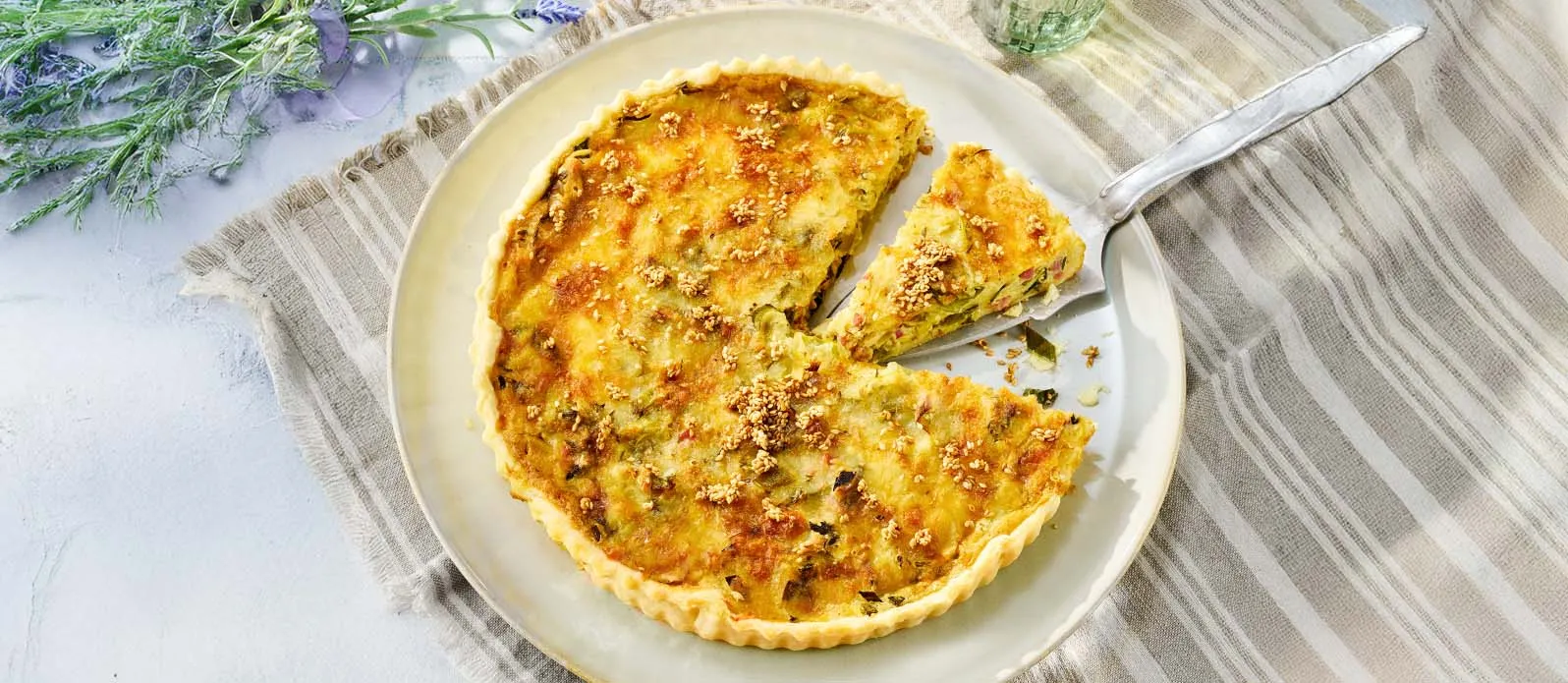 Quiche Lorraine z porem, boczkiem i sosem sojowym