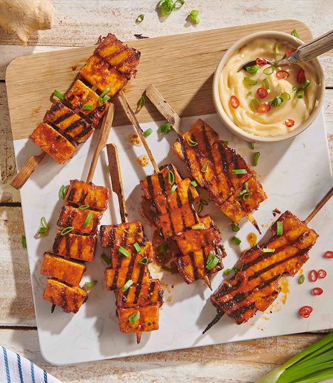 Szaszłyki z tofu marynowanego w teriyaki z olejem sezamowym i masłem orzechowym