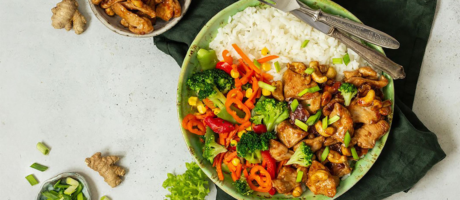 Smażony kurczak teriyaki z orzechami nerkowca i warzywami